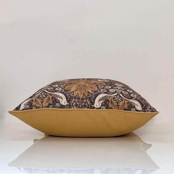 Varese High End Designer Fabric pillow Cover 22 x 22 inches NWT - Picture 5 of 6